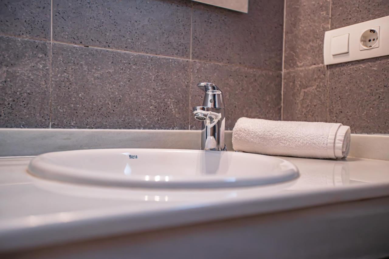 Holidays, Edificio Serraneu, 4 Personas Y Parking Apartment